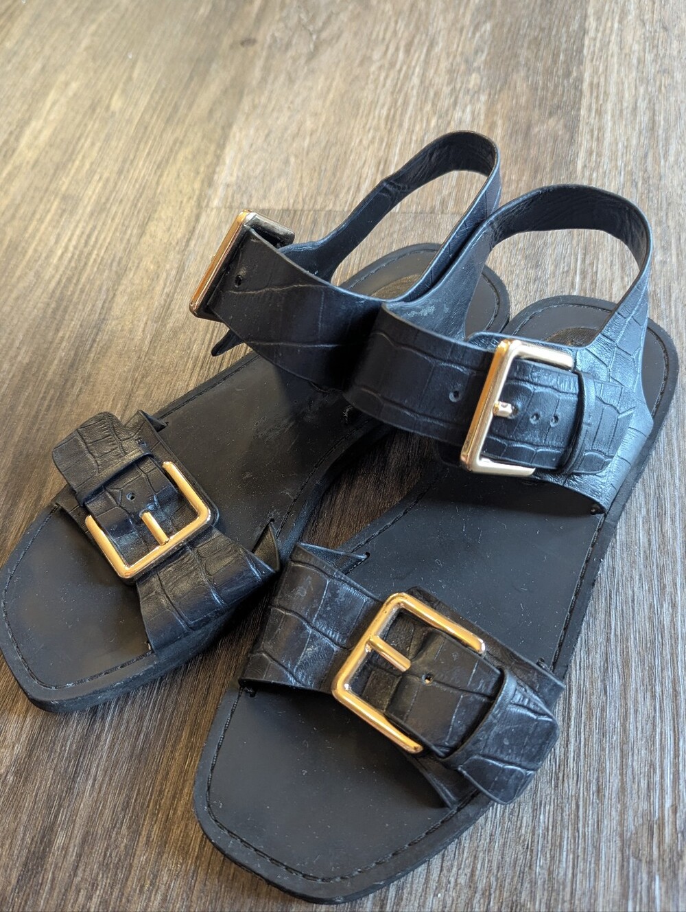 Steve Madden Black Santos Croc-Embossed Fla Sandals with Gold Buckles 6.5